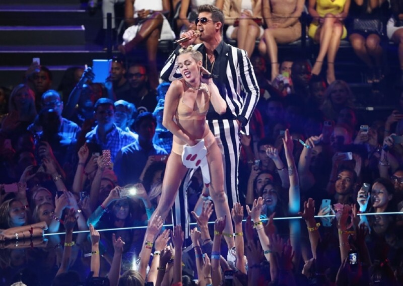 Miley Cyrus no sólo sorprendió al público con su actuación, sino al propio Thicke, que no estaba enterado de los planes de la cantante.
