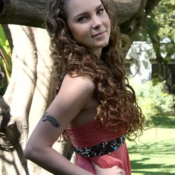 Para esta telenovela, la actriz y cantante que comenzó su carrera a los 11 años estrenó look y tatuaje. Su nueva imagen incluyó una operación del tabique nasal.