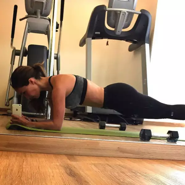 Con una selfie desde el gym, Anahí comparte cómo es su rutina de ejercicios.