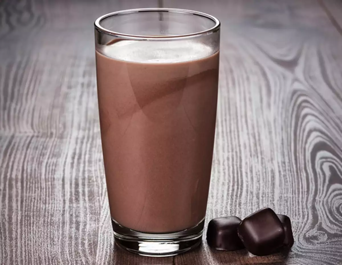 Lo más importante es la cantidad de proteínas y carbohidratos que la leche con chocolate tiene.