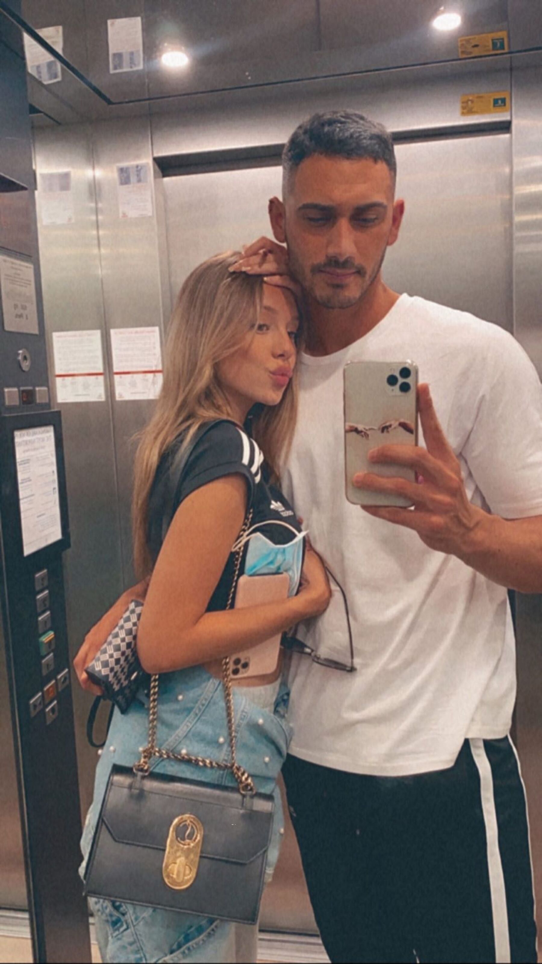 Ester Expósito y Alex Speitzer saltan en paracaídas: Love ...