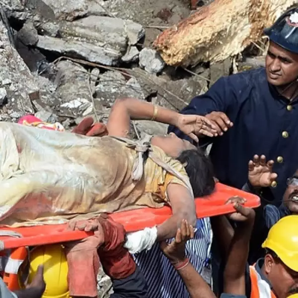 edificio colapsado en india