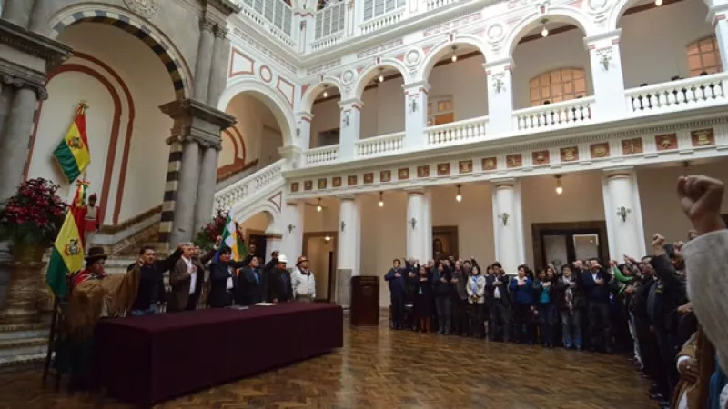 soldado abguarda la llegada del presidente evo morales
