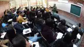 Estudiantes de la UNAM toman clase en Ciudad Universitaria. 