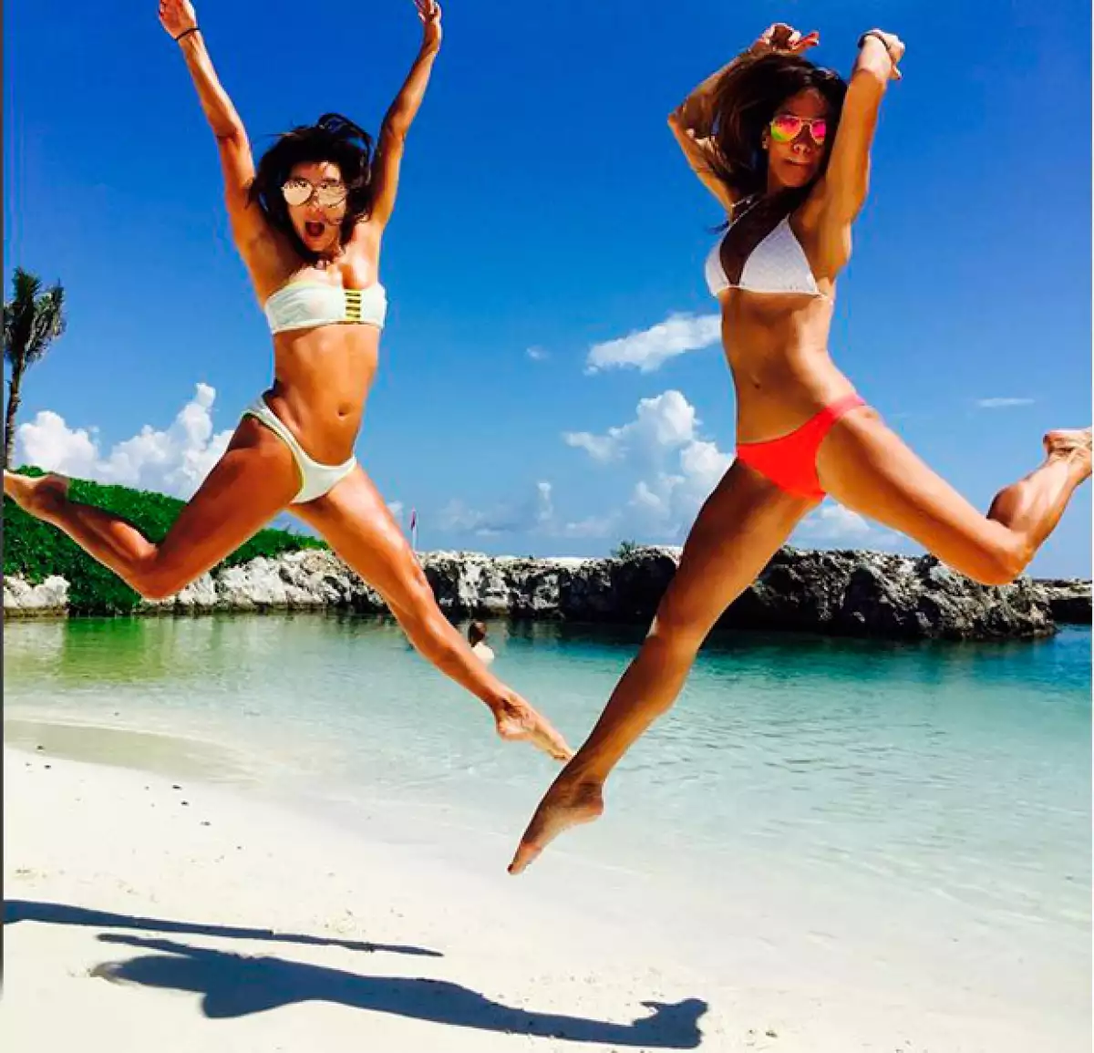 La actriz y filántropa estuvo este fin de semana en la playa acompañada por algunas amigas. Allí la vimos lucir su sexy silueta en traje de baño.