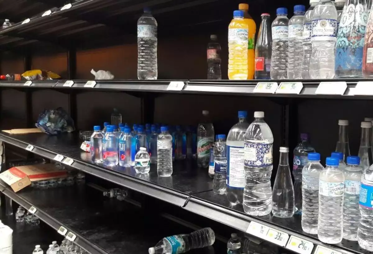 Agua y latas.
