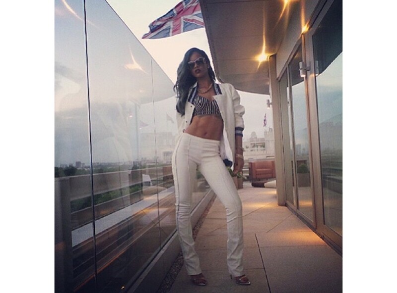 Rihanna lució su atuendo color blanco, haciendo resaltar su costosa chamarra.