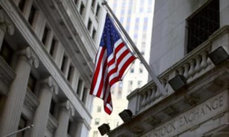 Moody’s es la primera de las tres grandes agencias en colocar la calificación “AAA” de EU en revisión. (Foto: Reuters)