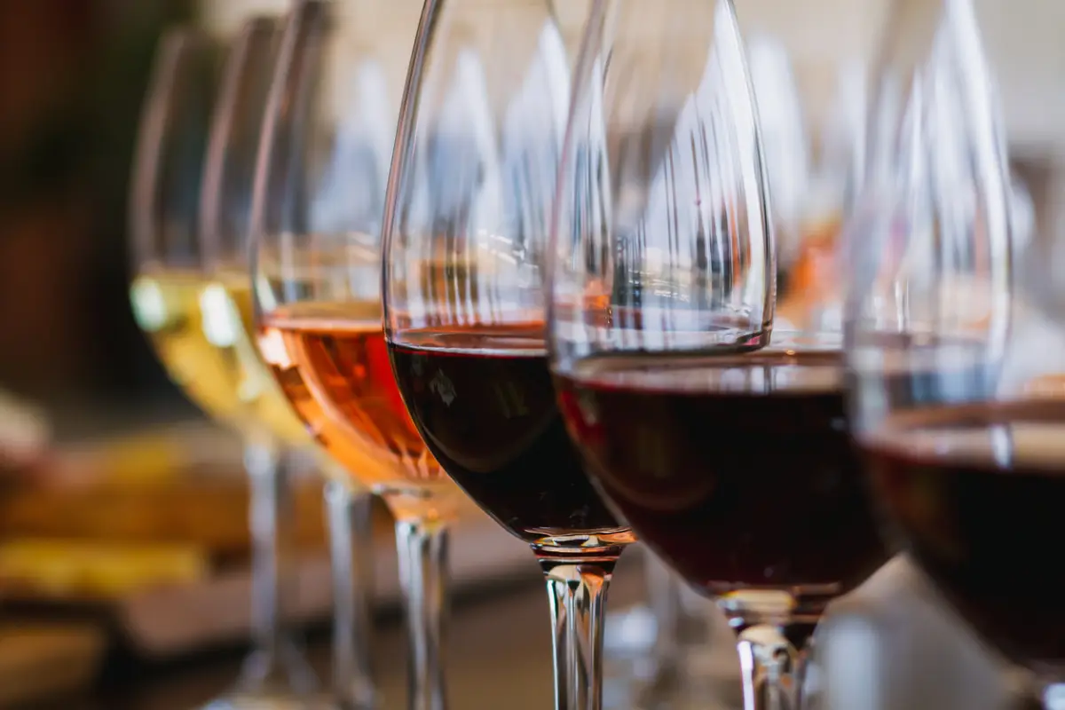Copas con diferentes tipos de vino.
