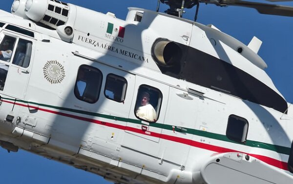 El Papa llegó en helicóptero al estadio de béisbol municipal.