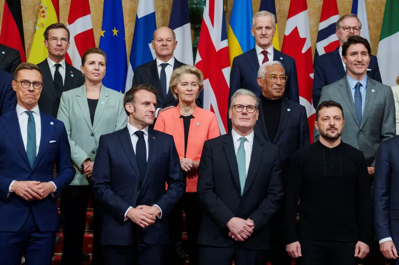 El primer ministro británico Keir Starmer, el presidente Volodymyr Zelenskiy, el presidente de Francia Emmanuel Macron, el primer ministro canadiense Justin Trudeau, el canciller alemán Olaf Scholz, la presidenta de la Comisión Europea Ursula von der Leyen, el presidente del Consejo Europeo Antonio Costa, el primer ministro de Dinamarca Mette Frederiksen, el primer ministro de Suecia Ulf Kristersson, el primer ministro Jonas Gahr Store, el presidente de Finlandia Alexander Stubb y otros funcionarios asisten a la cumbre de líderes europeos para discutir la seguridad europea y Ucrania, en Lancaster House en Londres, Gran Bretaña, el 2