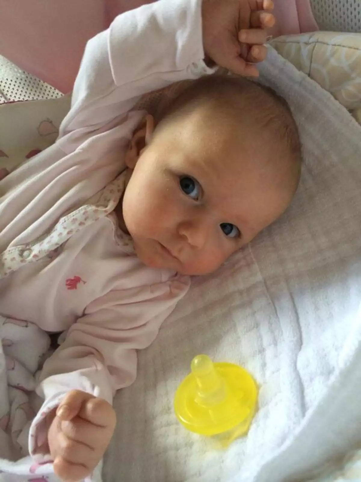El actor decidió compartir una imagen de su hija de 4 meses con sus seguidores quienes lo felicitaron a él y a su esposa, la también actriz Emily Blunt.