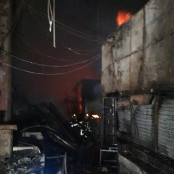 Incendio en Mercado La Merced. Foto: @SGIRPC_CDMX en Twitter