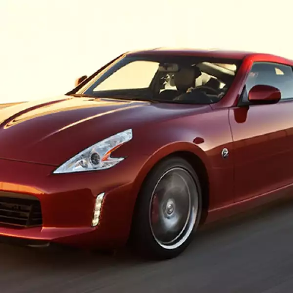 Tiene nuevas fascias delantera y trasera, luces diurnas LED y rines de aluminio de 18 o 19 pulgadas. Se comercializará también con los nuevos colores exteriores Magma Red y Midnight Blue.