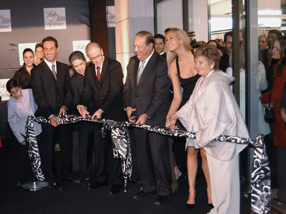 Carlos Slim Domit, Carlos Hajj, David Pilnick, Carlos Slim Helú, Petra Nemcova y Donna Tallon en la apertura de Saks Fifth Avenue de Santa Fe en 2007.