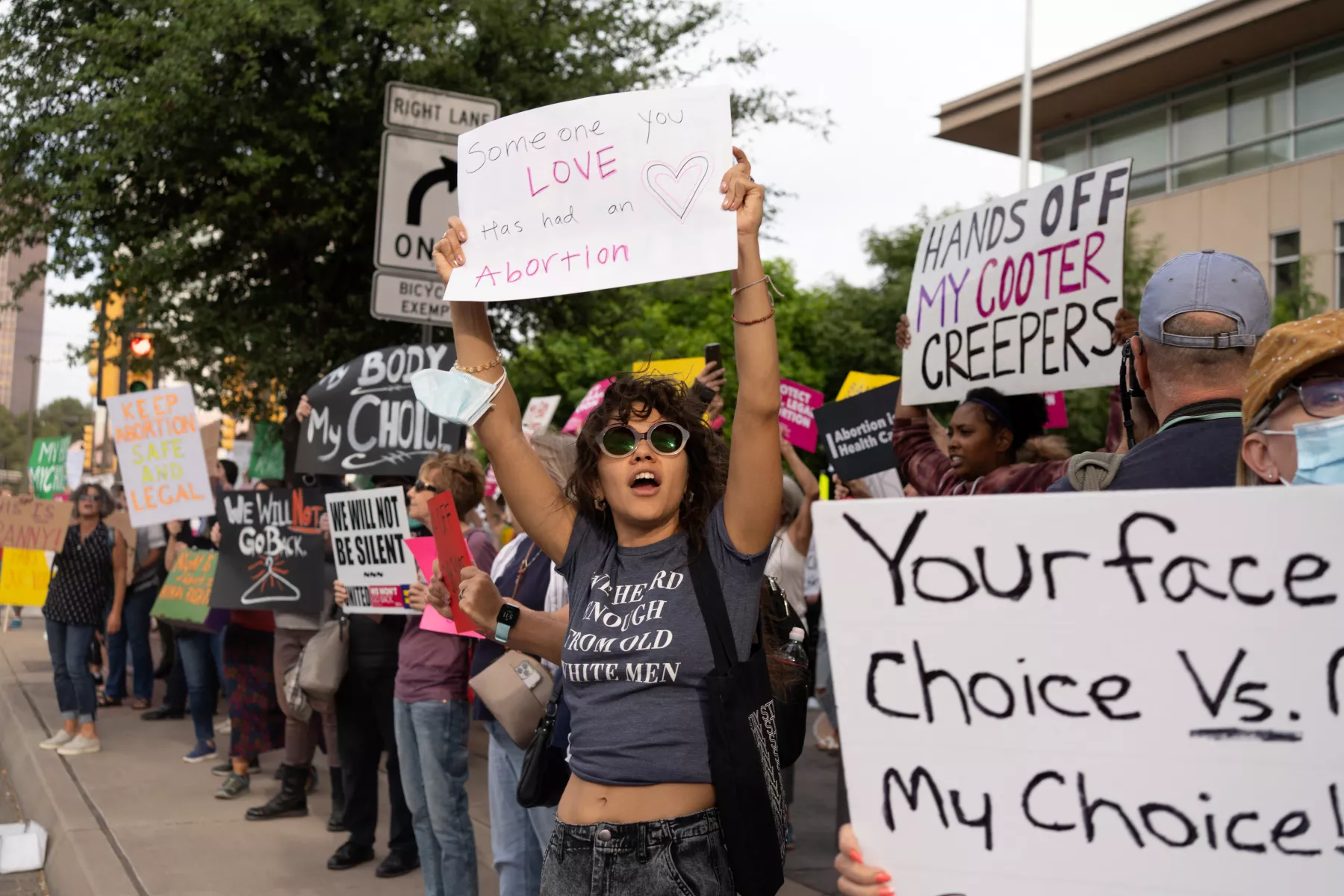 Activistas a favor del aborto se manifiesta afuera de la la Corte Federal de US Evo A. DeConcini, después de la filtración de un borrador que muestra que la mayoría de la Corte Suprema de Estados Unidos retirará la jurisprudencia Roe vs. Wade a favor del aborto. 