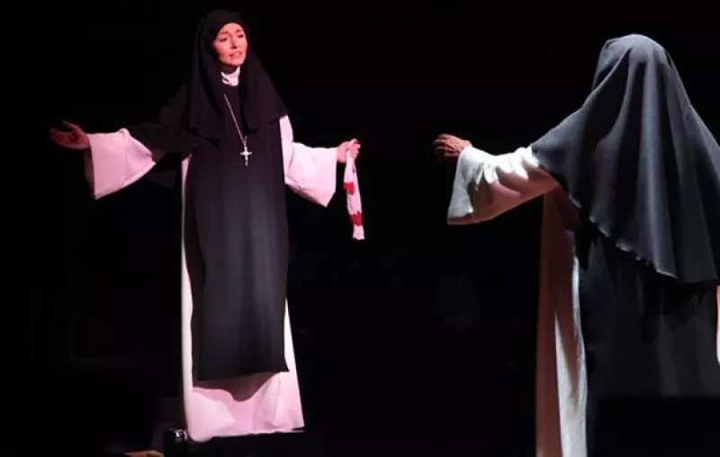La joven actriz presentó anoche la obra "Ausencia de Dios" en el teatro Polyforum Cultural Siqueiros. En la puesta comparte créditos con la primera actriz Jacqueline Andere y Raquel Olmedo.