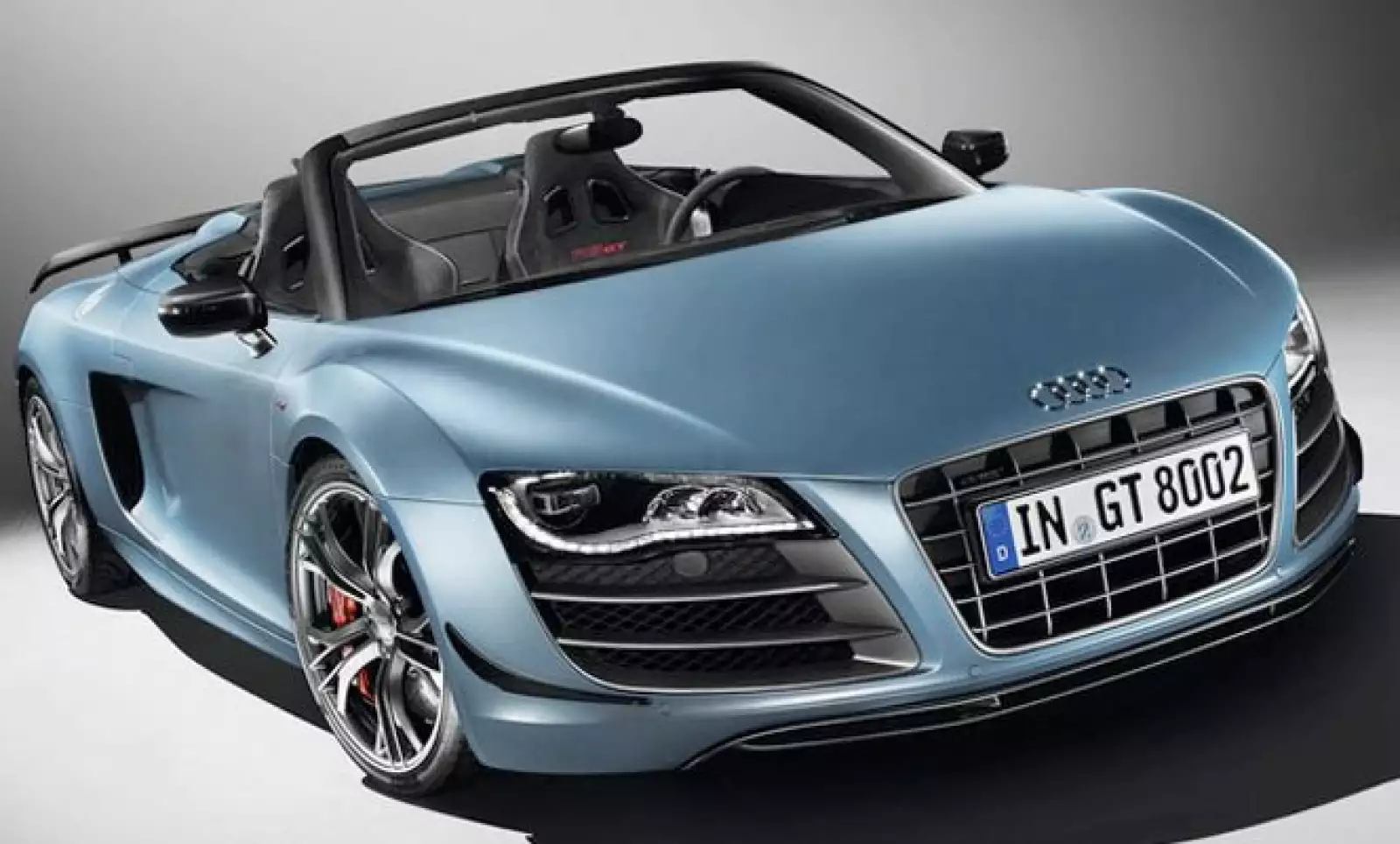 Tiene un motor V10 FSI con 560 caballos de fuerza y alcanza una velocidad máxima de 317 Km/h. Cabe destacar que acelera de 0 a 100 Km/h en sólo 3.8 segundos.