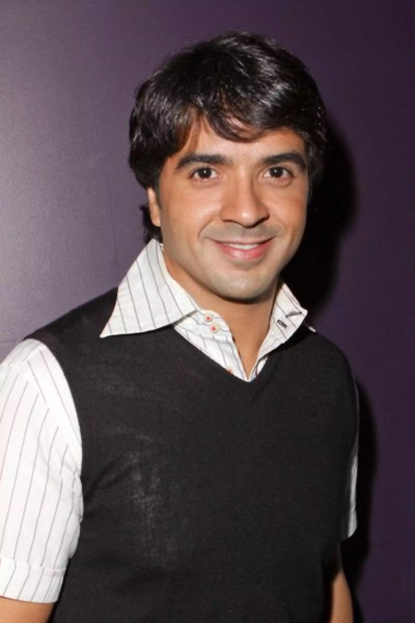 Luis Fonsi ya tenía en la piel, pues recurda que estaba fascinado con una guitarra de plástico que le regalaron, misma que no siquiera emitía sonidos.