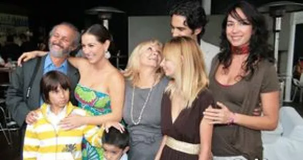 Claudia se la pasó muy bien con su familia, amigos y el hijo de Eamonn (de amarillo).