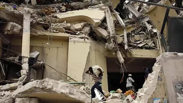 Al pasar los días, la problemática por abastecimiento de alimentos, servicios médicos y fármacos ha creado desesperación llevando a los habitantes a robar suministros de las tiendas minoristas derrumbadas.