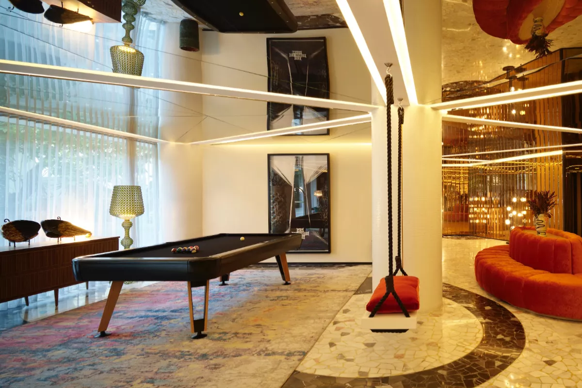 Foto del lobby con una mesa de billar del hotel Mondrian La Condesa, CDMX.