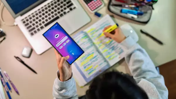 Estudiante usa un chatbot de IA