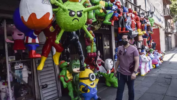 La piñata del coronavirus ya se encuentra a la venta en piñaterías ubicadas en circuito interior con un precio de $520 pesos.