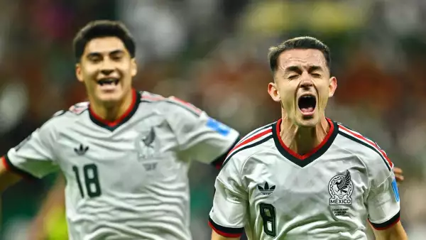 México juega en 16vos de final del Mundial 2026 contra Ecuador en el Estadio Azteca de CDMX. En la imagen, el jugador de la selección mexicana a la izquierda Obed Vargas y Álvaro Fidalgo celebrando un gol. 