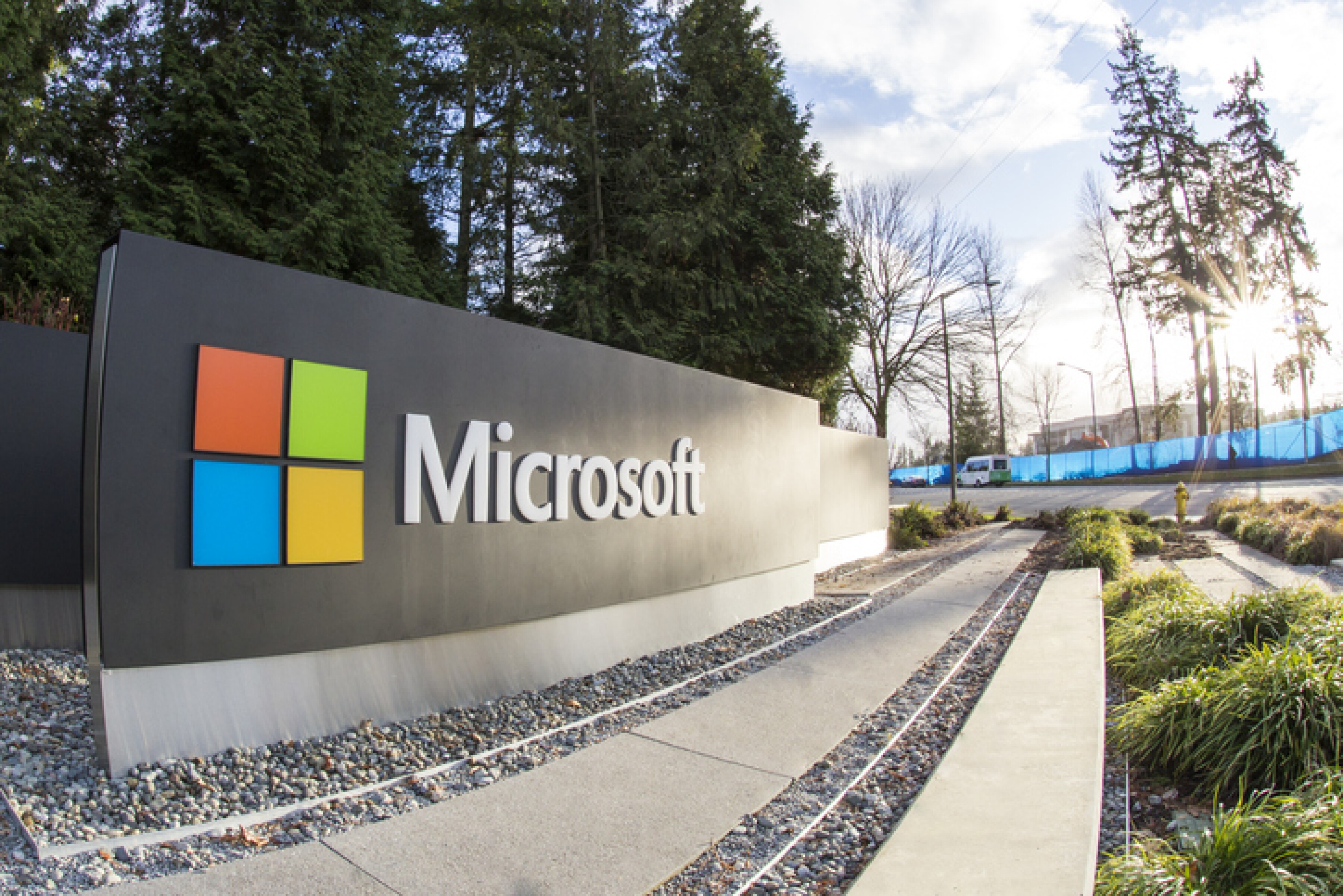 Microsoft baja comisiones a desarrolladores, mientras Apple se enfrenta a ellos