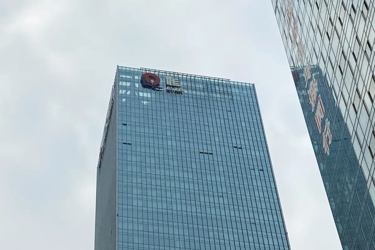 Un logotipo de la empresa parcialmente eliminado de China Evergrande Group se ve en la fachada de su sede en Shenzhen, provincia de Guangdong, China, el 10 de enero de 2022.
