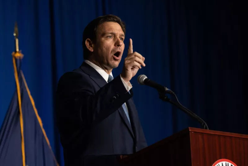 Gobernador de Florida Ron DeSantis (R-FL) pronuncia sus comentarios durante la cena Amos Tuck del Partido Republicano de New Hampshire el 14 de abril de 2023 en Manchester, New Hampshire. Durante su primer viaje al estado, DeSantis habló ante más de 500 asistentes a la cena anual de recaudación de fondos de Amos Tuck para el Partido Republicano de New Hampshire.