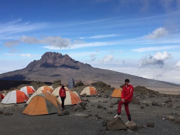 Campamento de grupo durante el ascenso al Uhuru Peak en Tanzania.