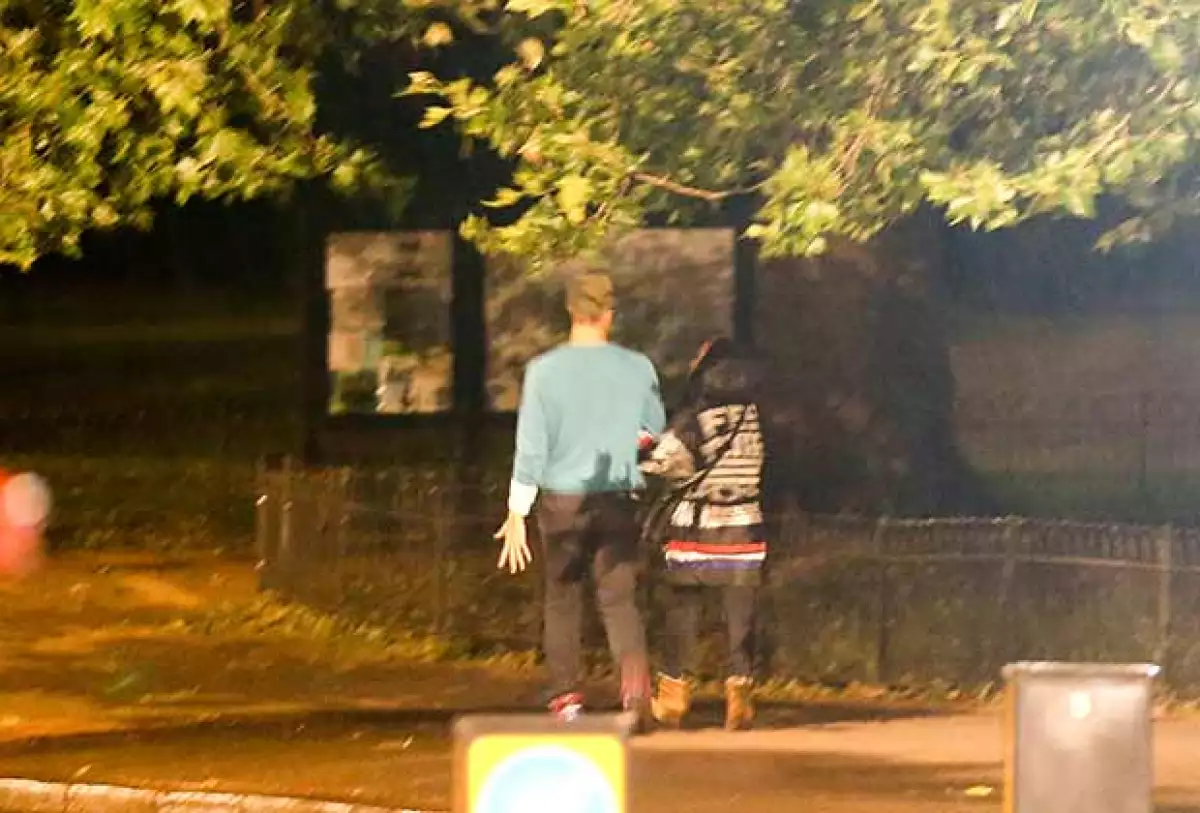 Los músicos fueron vistos tomados del brazo por calles de Londres.