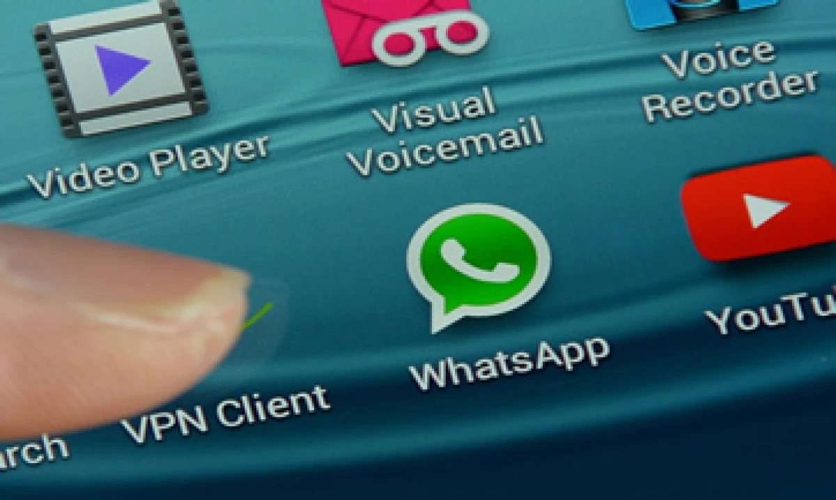 Otra de las formas más eficientes es usar la aplicación desde otro teléfono y agregar a la persona que sospechas que te bloqueó.(Foto: AFP )
