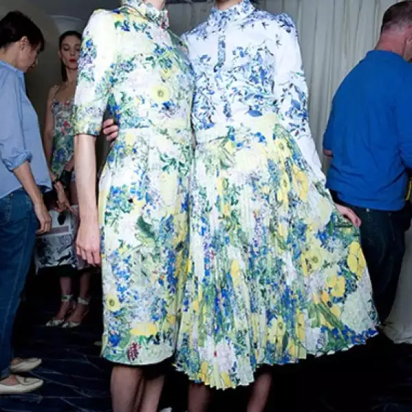 Vestido con motivos de flores: Qué podría ser más representativo estival que un femenino vestido con estampado de flores. Ideal para las más délicadas.