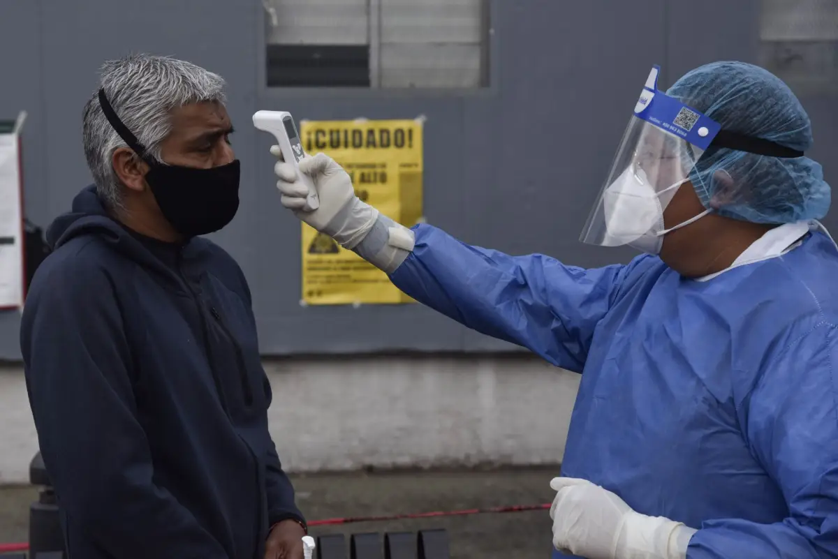 Vecinos de la colonia Pensil Sur asisten a realizarse la prueba PCR de Covid-19 en el quiosco de salud instalado en la explanada del deportivo José Maria Morelos y Pavón. La colonia Pensiles de la alcaldía Miguel Hidalgo regresó el pasado lunes a semáforo rojo por alto número de contagios por covid-19.