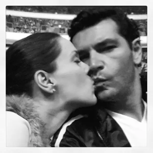 Jacky nunca ha ocultado los gestos de cariño que tiene con su esposo.