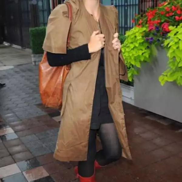 La actriz Maggie Gyllenhaal, al igual que Paris Hilton,es fan de la marca Threads for Thoughts, que se preocupa por el medio ambiente, la paz mundial y la protección de África.