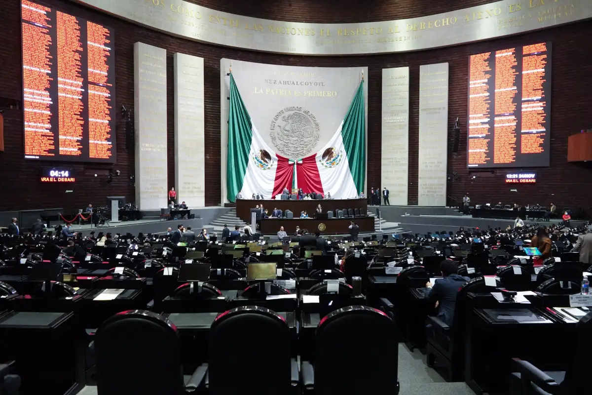 Aspectos de la sesión ordinaria en la Cámara de Diputados donde se observa una baja afluencia de legisladores.