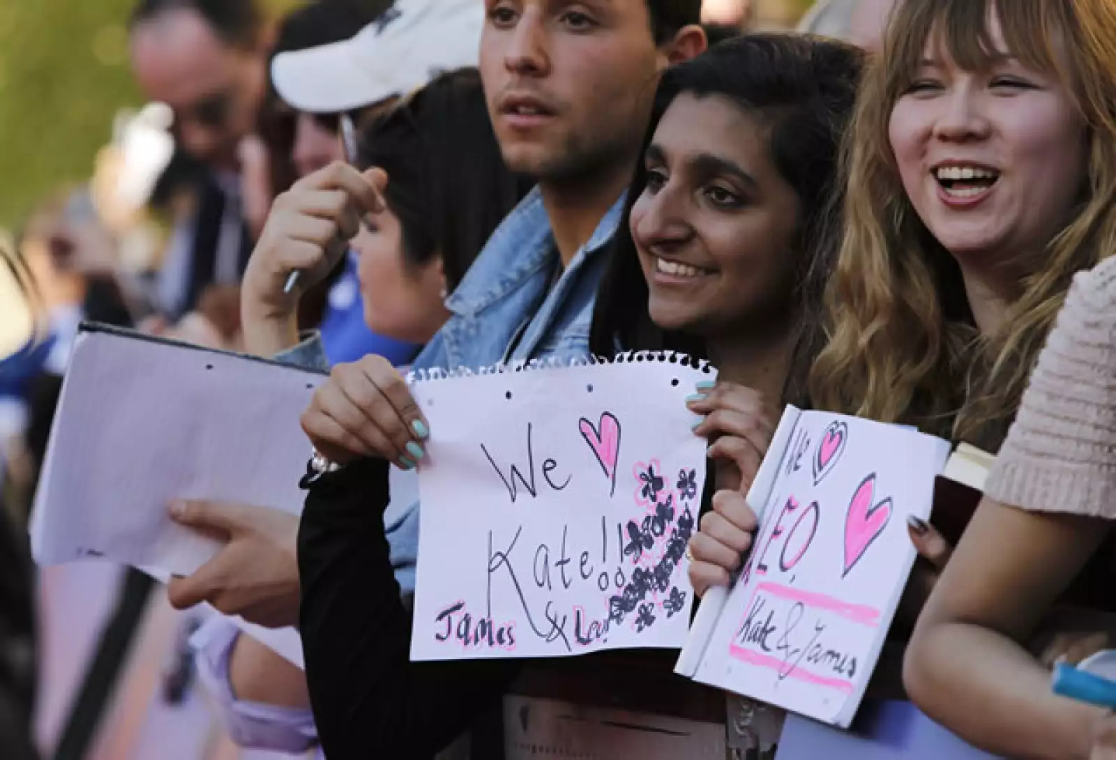 Cientos de admiradores de la película hecha por James Cameron en 1997 se reunieron para ver pasar a los protagonistas de la historia. La premier se realizó en el Royal Albert Hall de Londres.