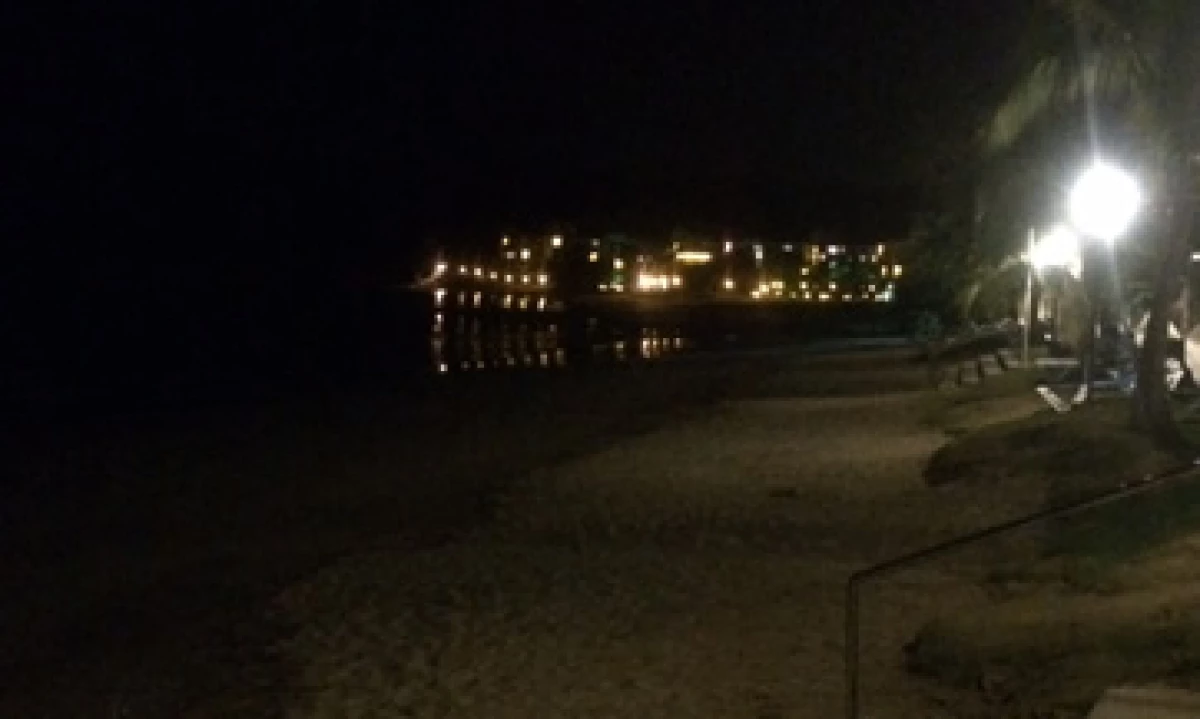 El mar de Playa Bonita, a escasos metros de la sede del WEF, se percibe con calma. (Foto: José Manuel Martínez)