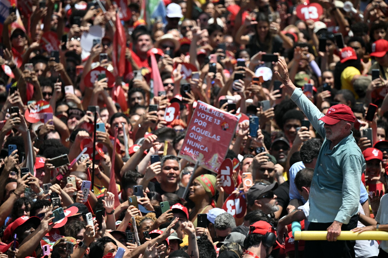 Lula y Bolsonaro cierran sus campañas con actos de calle en Brasil