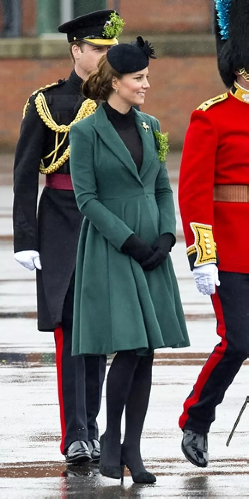 La Duquesa de Cambridge, quien tiene cinco meses de embarazo, se dio cuenta a tiempo de que uno de sus tacones se había atorado y Guillermo estuvo ahí para ayudarla.
