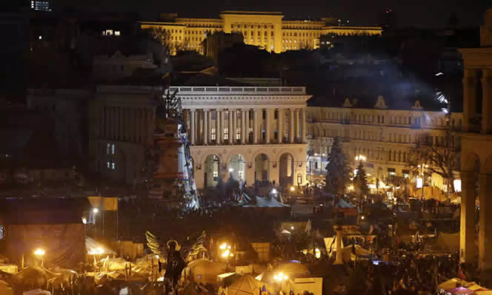 Los manifestantes arrojaron bombas Molotov y adoquines para acorralar a las fuerzas de seguridad en un rincón de la plaza.