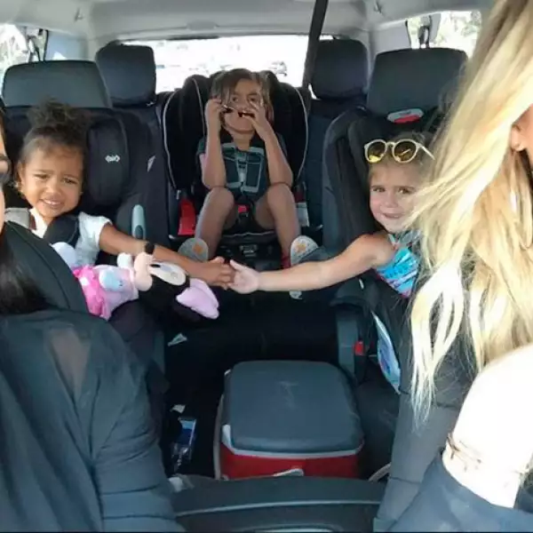 Este miércoles Kim Kardashian publicó en Instagram esta fotografía que muestra la gran relación que hay entre su hija North y su sobrina Penelope Disick.