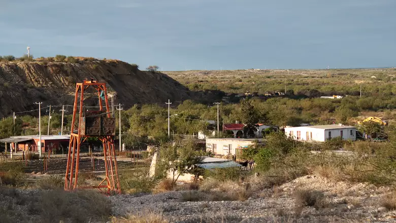 En las concesiones del regidor hay minas a cielo abierto, pocitos y minas que pasan por debajo de las casas.