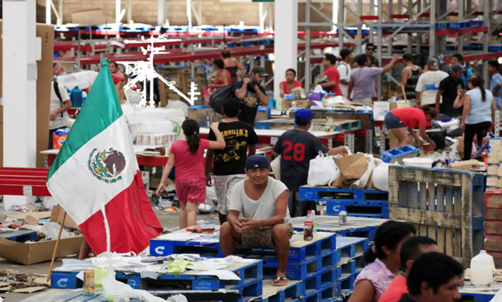 Miles de elementos de la Gendarmería, así como de elementos estatales, municipales y de las Fuerzas Armadas, iniciaron un operativo conjunto para inhibir actos de rapiña en zonas afectadas por el huracán Odile.
