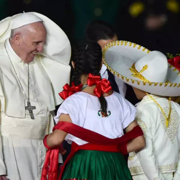 El papa recibió una caja con un puñado de tierra de cada una de las 32 entidades de la República.
