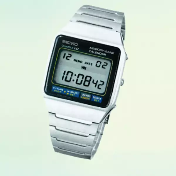 En Moonraker (1979) Bond aprovecha no sólo la precisión de su reloj a cuarzo, sino el compartimento secreto con explosivos.